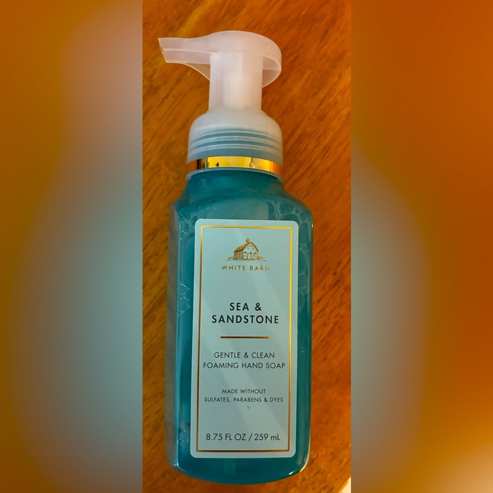 BRAND NEW WHITE BARN/BATH AND BODYWORKS SEA AND SANDSTONE FOAMING HAND WASH!